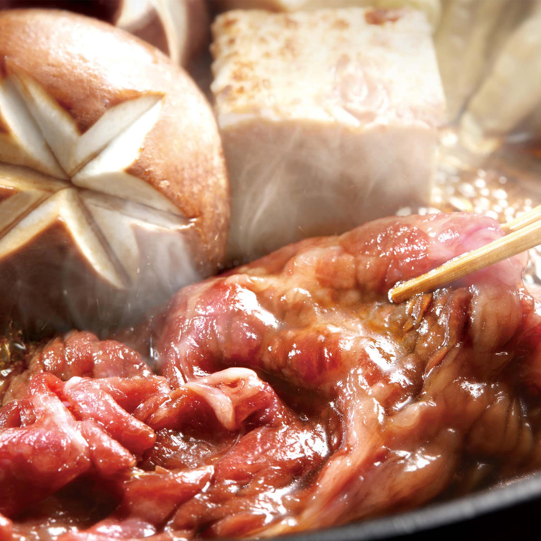 【2025-2026】A5ランク『信州プレミアム牛』黒毛和牛肩ロース しゃぶしゃぶ用 すき焼用 500g(3~4人前)  ご予約は12月24日まで受付、お受け取り日時は◆12/29(10時〜19時) ◆12/30(10時〜19時) ◆1/2(10時〜19時)のいずれか、年末年始限定商品 美しい霜降り 見た目豪華 牛脂付き そのまま食卓における黄金のトレーに盛り付け